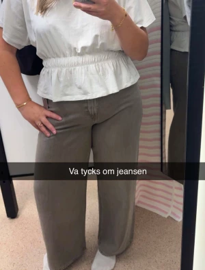 Jeans  - Snygga baggy jeans nedtill, sköna och har knyte vid midjan. Använd fåtal gånger 