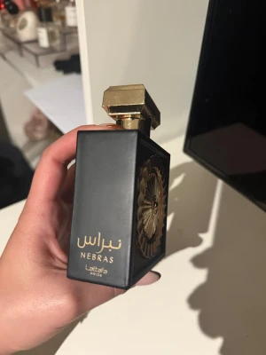 Lattafa Nebras  - 90% kvar k flaskan, försökt använda men den passar inte mig tyvärr. Super god och har noter som vanilj, cacao, amber och musik och är perfekt till vintern! Buda gärna
