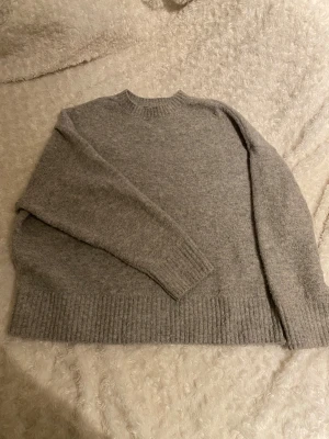 Stickad tröja - Supersuperskän stickad tröja från Vero Moda i storlek S. Pyttelite nopprig men absolut inget man tänker på!💞