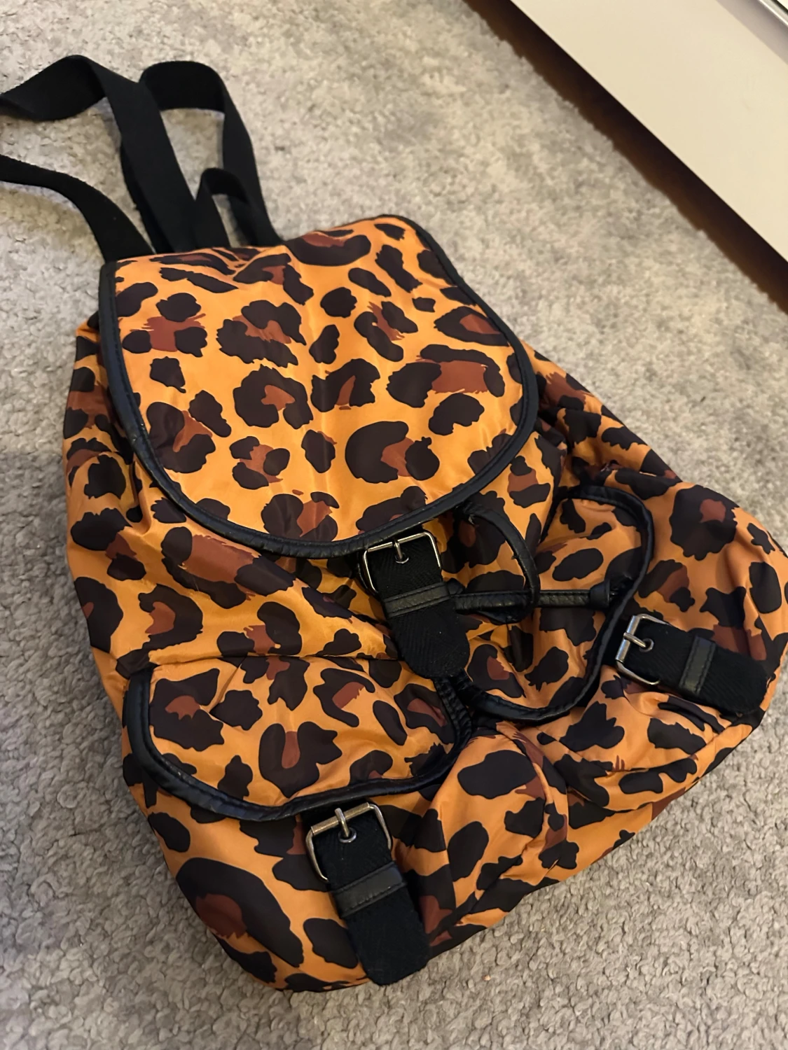 Leopardmönstrad ryggsäck i syntet från H&M - 2