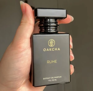 Oakcha Ruhe Extrait Parfum 30ml - Parfymen Oakcha Ruhe (inspirerad av Santal 33) har en mix av kardemumma och viol i toppen, iris i hjärtat och en bas av sandelträ, läder och cederträ. Har använt ca 20 % därav priset.