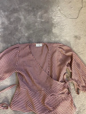 Gullig blus från NEO NOIR - Sötaste blusen till NEO NOIR. Perfekt nu till högtider!! Passar xs/s/m!! ❤️❤️