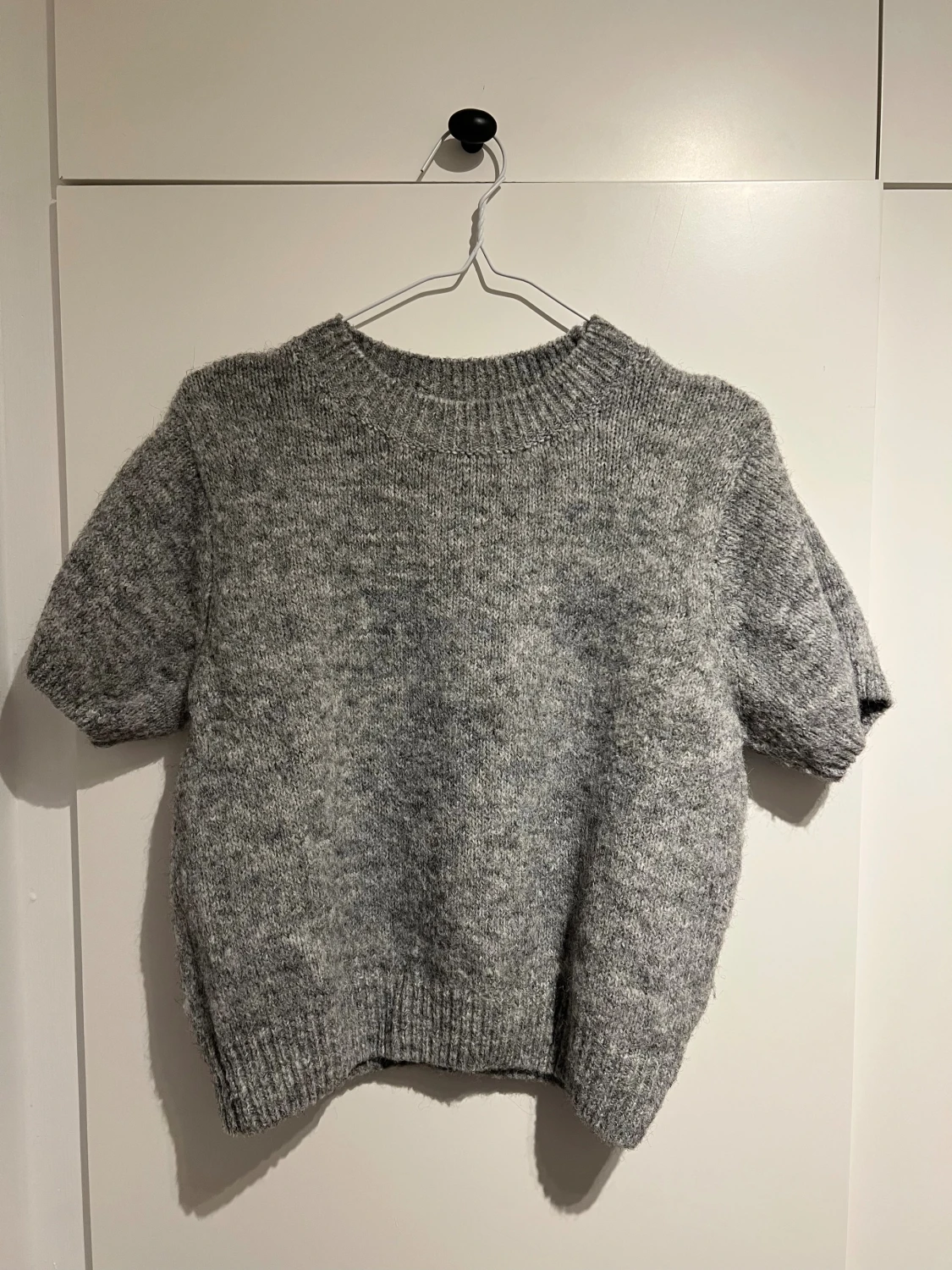 Grå stickad tröja från Gina Tricot - 1