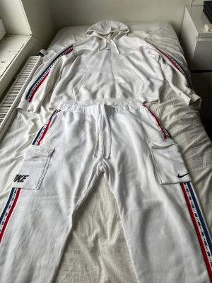 Nike - Hej säljer nu min Nike Tracksuit i storlek XL. Köptes från Zalando. Nypris 1500:- Knappast använd då den är för stor. Varan säljs inte längre någonstans och är i väldigt gott skick då jag knappast använt den. Skriv vid intresse och tveka inte för att ställa frågor.