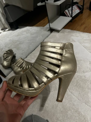 Iconic heels  - Bekväma ikoniska klackar. För dig som älskar märkesklackar men vill ha billigare. Skön att gå samt får massa komplimanger. Tröttnat på att ha dom men vill inte slänga för får komplimanger än idag. Använd några gånger när man rest. Storlek:37-38 Köpt:8 år sen Vart:Schweiz Betalat:1400 kr