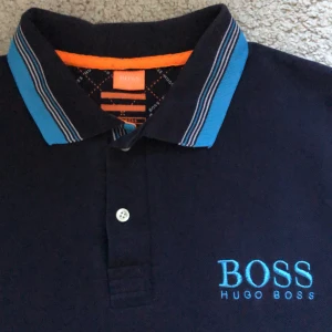 Hugo Boss piké  - Säljer en marinblå Hugo Boss piké. Använder den inte. Den är knappt använd och i mycket bra skick. Hör av dig om du vill ha mer bilder🐟🔛🔝