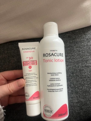 Hudvård  - En toner och en ansiktskräm med spf 30 från märket Synchroline i serien ”Rosacure”. Köpt för bara några dagar sedan och endast använd ca 2-3 gånger så är i princip nytt. Är specifikt lämpad för känslig hy/rosacea. Ansiktskräm för 200 och tonern för 150  eller båda för 300., men pris kan diskuteras. Nypris: 630 för båda 