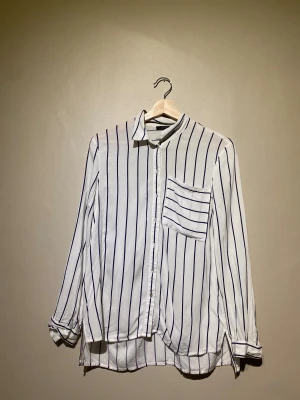 Randig skjorta  - Vit-svart randig skjorta från ESPIRIT i storlek 34/ UK: 8 i viskos. Finns att hämta i centrala Göteborg men kan behöva en tvätt pga legat i flyttkartonger.   #espirit #göteborg #gbg #gothenburg #skjorta #höstkläder #skjortor #höst #autumn #skjortor #kläder #clothes #hösten #hösten2025 #damkläder #billigakläder #xs #xsmall #julkalender #julklapp #julklappstips #damkläder #dam #ungdomskläder #barnkläder #randigt #randigskjorta #xsmall #xs 