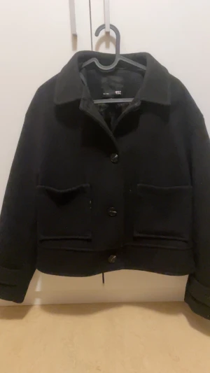 Svart kappa - Säljer denna svarta kappan från lager 157 då den inte används längre, storlek S. Köpt för 400kr men säljs för 150kr        pris går att diskutera 🤗