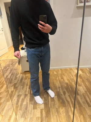 Levi's 501 blå jeans original straight fit - Klassiska Levi's 501 jeans i blå tvätt med rak passform och normal midja. Pris 749kr ordinarie pris 1149kr                                                          Jeansen har fem fickor, knappgylf och är tillverkade i slitstarkt bomullsdenim. Perfekta för dig som gillar en tidlös och chill look.