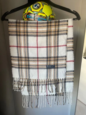 Burberry scarf - Burberry scarf i en beige färg, 100% lammull.  pris 399