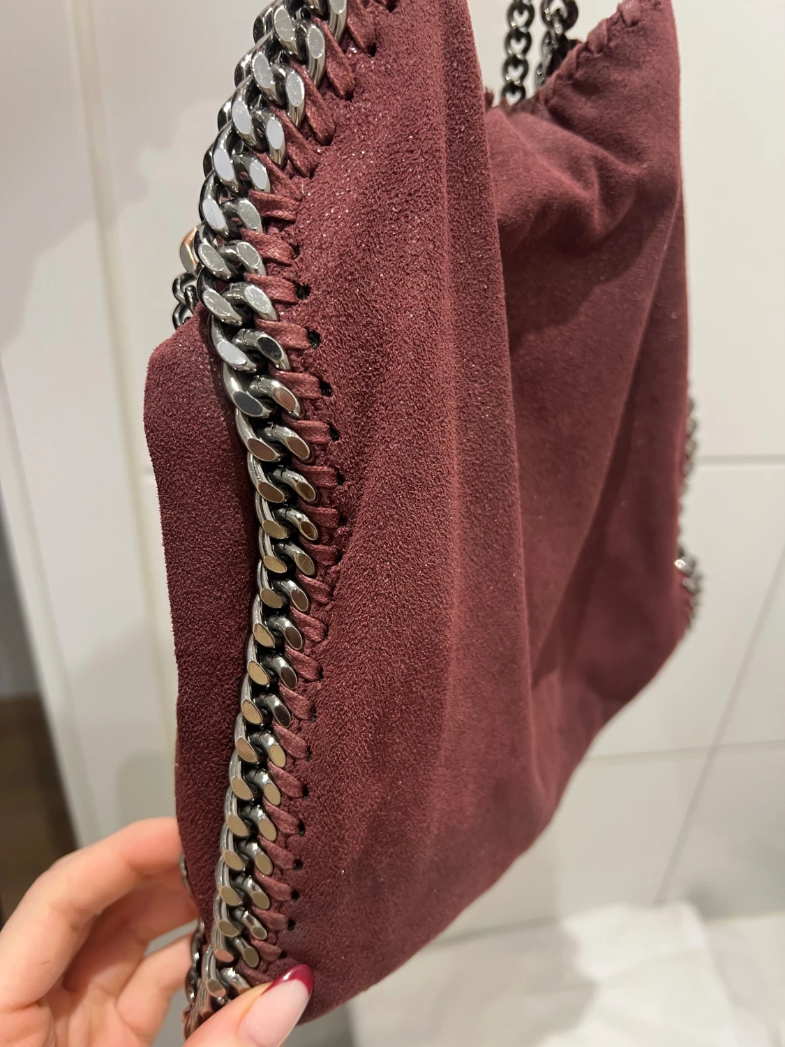 Vinröd axelväska med kedjedetaljer - 2