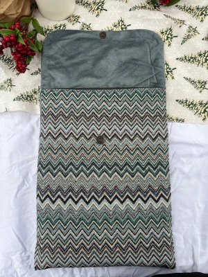 019 ocean haze - Datafodral i återvunnen polyester. I färgen 019 Ocean Haze. Passar nästan alla datorer! Tryck ej på ”köp nu”, kontakta gärna oss först! 😊