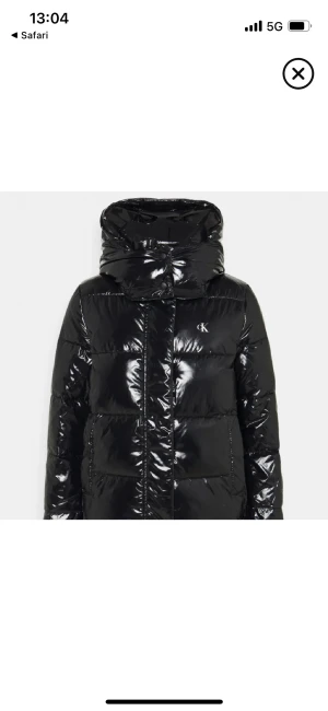 Svart pufferjacka från Calvin Klein - Säljer en svart, glansig pufferjacka från Calvin Klein i storlek S men passar även XS kom provat för egna bilder. Lite sliten i armarna men annars i bra skicka. Nypris 2000 pris kan diskuteras