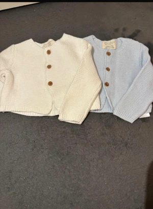 Barn kläder  - Två helt oanvända koftor 