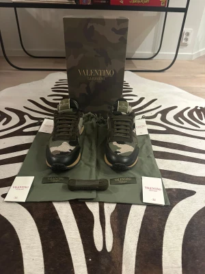 Valentino rockrunners - Ett par riktigt feta valentino rockrunners använda ett par gånger men inga skador eller liknande. Fetaste vinterskorna på marknaden för bra pris hör av vid frågar. Priset är ej hugget i sten!