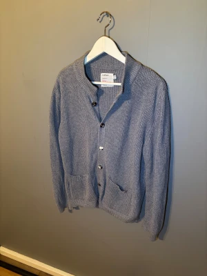 Stickad cardigan med knappar - | jag säljer nu en fräsch kofta med knappar | Storlek: M | Märke: Topman | Skick: 10/10 det finns inga defekter | skriv till för fler fler frågor! | perfekt som julklapp