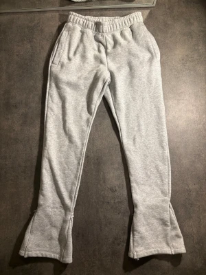 Syna world byxor - Säljer min oanvända syna world byxor av rapparen central cee, storlek S, pris kan diskuteras 