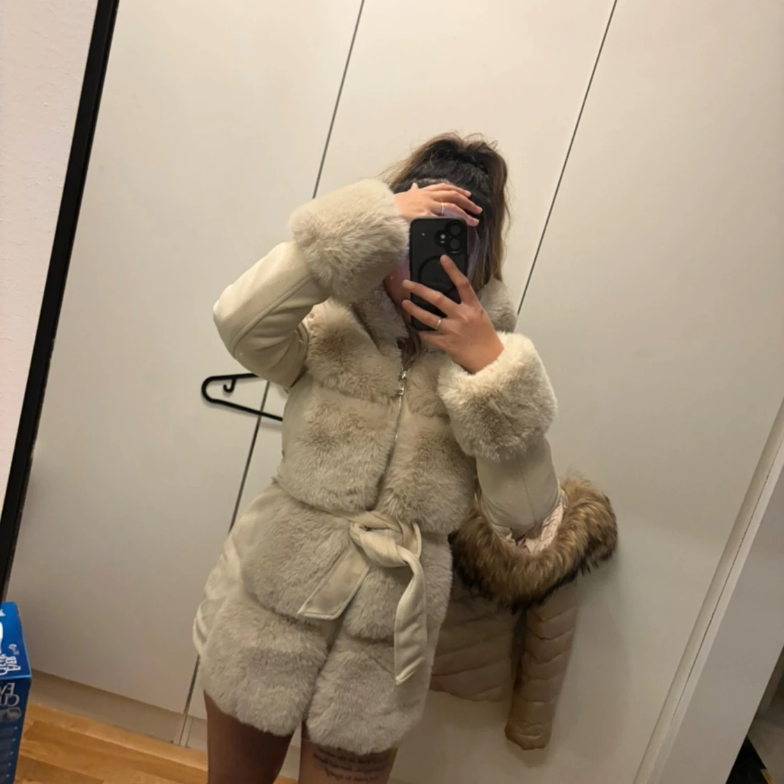 Beige pälsjacka med bälte - 1
