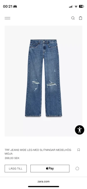 Baggy jeans med slitningar - Säljer dessa jeans från zara som fortfarande har lappen kvar. Jätte snygga men säljer då de är lite försmå för mig. Midjemått 34 cm och innerbenslängd 78 cm. Kontakta mig privat vid frågor eller liknande💗💗