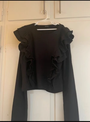 Svart topp - Haft den ett tag men aldrig använt den, den är i helt nytt skick storlek M från gina tricot. Pris kan diskuteras