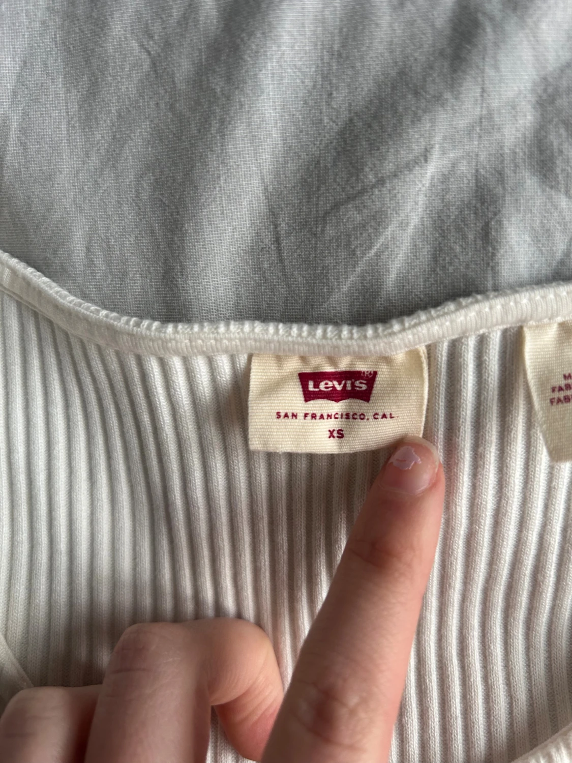 Vit ribbad topp med knappar från Levi's - 2