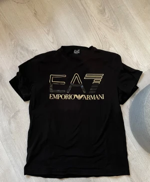 EA7 T-shirt  - Säljer en ny T-shirt 