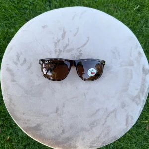 Rayban ”boyfriend” polarized - Nu kör vi utförsäljning på dessa rayban ”boyfriend” polarized. 1 för 300 och 2 stycken för 500. Nyskick och inte använda. Passa på! Erbjudandet gäller fram till 10e december.