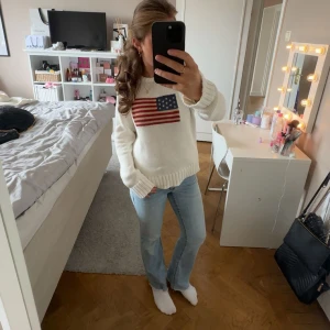 Ljusblåa jeans  - Säljer för att dom tyvärr har blivit för korta men så fina dom är 152 men passar längre har i vanliga fall S typ 