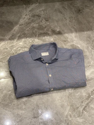 Tiger of Sweden Skjorta - Tiger of Sweden Skjorta | Blå | Skick: 9,5/10 | Storlek: 39 | Pris: 249 SEK | Priset är diskuterbart | Frakt: Postnord + Instabox + Bring | Skriv vid minsta fråga eller fundering 📩