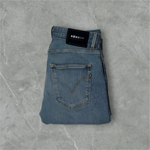 Dondup jeans - Riktigt feta dondup jeans, snygg ljusblå färg och perfekta nu till höst och vinter. Slim/skinny fit sitter riktigt bra och passar till det mesta. Hör av er vid frågor🌟
