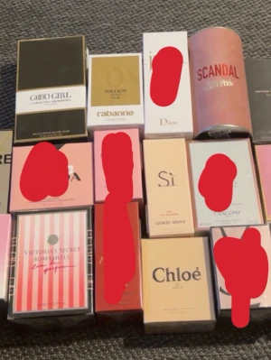 Exklusivt parfymset med 17 favoriter - Samling med 17 populära parfymer från märken som Chanel, Dior, Prada, YSL, Versace, Chloé, Giorgio Armani, Rabanne och Victoria's Secret. Perfekt för dig som vill testa olika ikoniska dofter från världens mest kända varumärken. Volymer synliga: 90 ml, 100 ml, 75 ml, 80 ml, 50 ml, 30 ml. (850kr styck)!!!!!