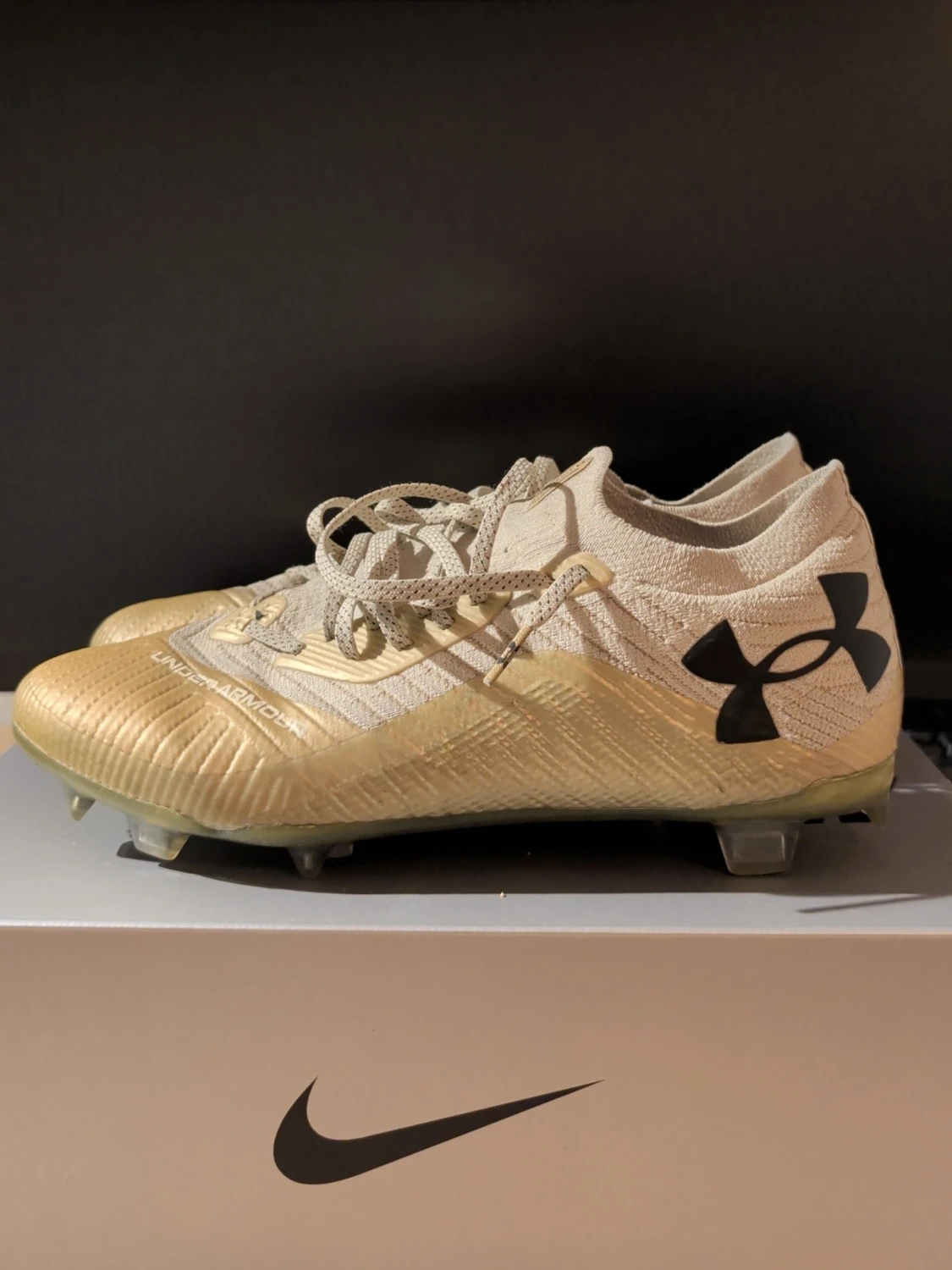Beige fotbollsskor från Under Armour