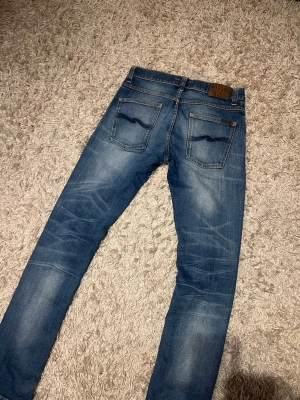 Nudie jeans grim tim slim fit herr fade blå w31 - Nudie jeans modell grim tim. Slim fit med en riktigt fet fade och snygga honecombs. Mycket bra skick, inga märkvärdiga defekter. Storlek w31. Postas samma dag slm köp eller dagen därpå🙌💯