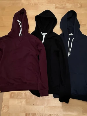 Pier One hoodie bundle (3st) - Säljer en bundle med 3 stycken Pier One hoodies i färgerna vinröd, svart och marinblå. Tröjorna är helt oanvända och är 10/10 skick. Alla tröjor är i storlek M men passar även S (ganska små i storleken). Var inte rädd att kontakta mig om du har någon fråga eller fundering. Mvh KC Closet - Fashion Boutique 😊
