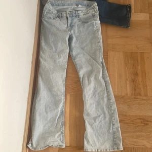 Bootcut ljusblå jeans från h&m - Säljer ett par ljusblå bootcut jeans från H&M med låg midja. Använda 1-3 ggr