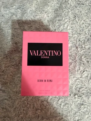 Valentino Donna Born in Roma 100ml - Valentino Donna Born in Roma Eau de Parfum, 100 ml. Tillverkad i Frankrike. Ingredienser: alkohol, parfym, vatten, bensyl salicylat, linalool, limonen, citral, benzyl alkohol, citronellol, och fler. Snygg design som sticker ut och passar perfekt för dig som vill ha något unikt.