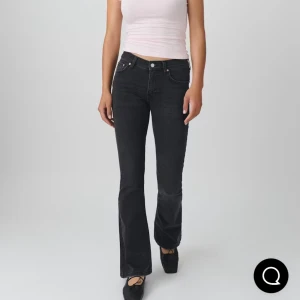 Svarta bootcut jeans från Gina Tricot - Snygga svarta jeans från Gina Tricot med bootcut-snitt och klassisk femficksdesign. Jeansen har låg midja och är tillverkade i stretchig denim som sitter bekvämt. 