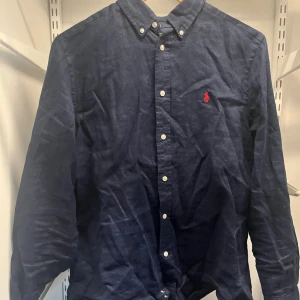 Polo ralph lauren skjorta - Hej, säljer denna feta Ralph lauren linne- skjorta i storlek XL≈XS-S, den är väl omhändertagen utan synbara defekter. 