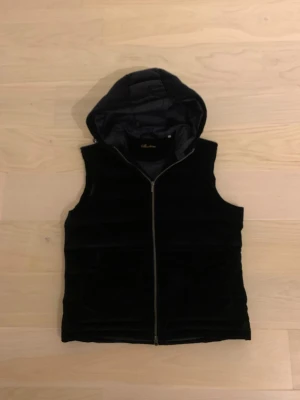 Stenströms Väst  - Inpricnip helt ny, storlek L sitter mer som M, färg mörkblå, sjukt ovanlig väst och finns knappt på marknaden längre. Nypris ca 4500 kr. Hör av er vid frågor 