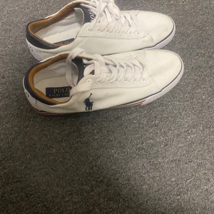 Polo - Hej jag säljer min polo skor som en för små för mig är i okej skick med bra pris priset kan man diskutera privat 