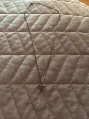 Kors halsband  - Super fint kors halsband aldrig använt 🥰pris kan diskuteras 💖