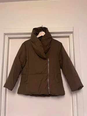 Zara girls Outerwear Collection Pufferjacka - Varm och snygg höstjacka i Skogsgrön/Militärgrön/Khakigrön. Storlek 140.   Mycket bra skick! Upplagd på flera säljsidor, först till kvarn.