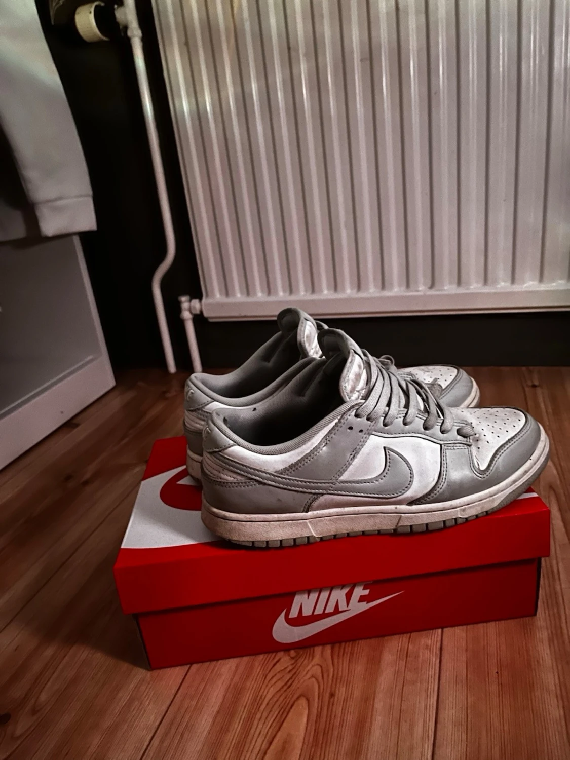 Nike Dunk Low i grått och vitt - 2