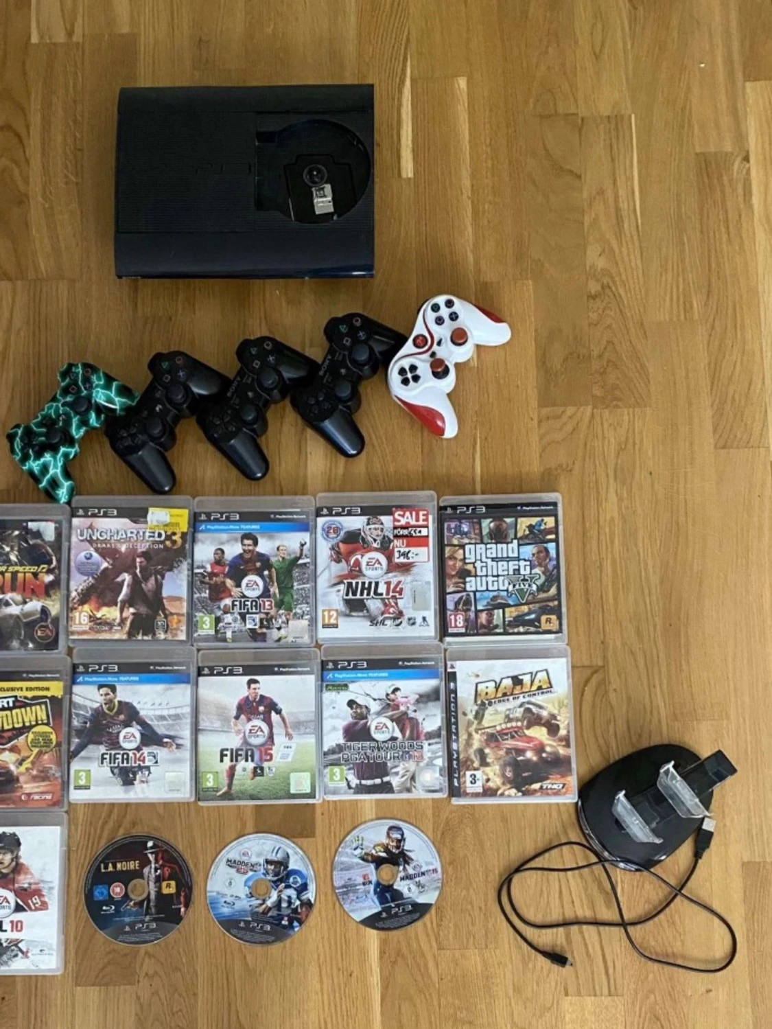 Sony PlayStation 3 Super Slim 500GB + 4 kontroller + 12 spel