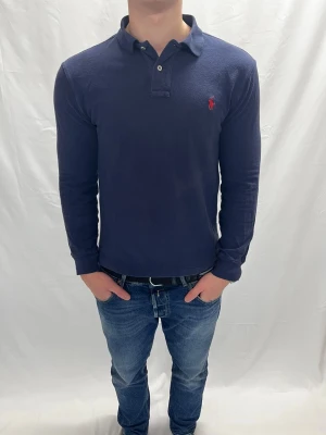 Ralph Lauren Långarmad Pike mörkblå - Skick 8,5/10 syns på bild / Storlek M slim fit / Modellen är 183 cm / Bara att höra av sig vid frågor eller intresse!