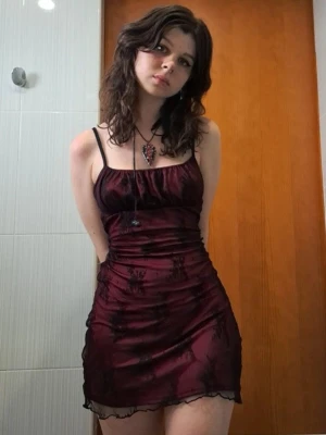 SÖKES LIKNANDE KLÄNNING - Behöver inte vara exakt men gärna liknande längd och färg, ca storlek S. Meddela mig så kan vi diskutera priset :)