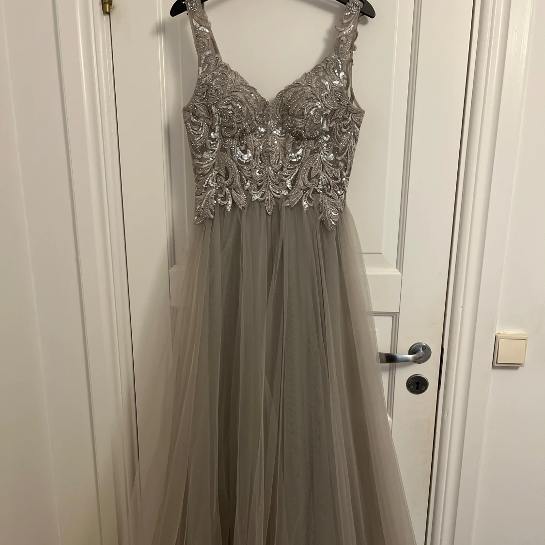 Silverfärgad långklänning med paljetter - 1