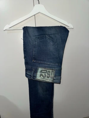 Dsquared2 Slim Jean blå denim - Säljer ett par snygga Dsquared2 Slim Jean i mörkblå denim med slitningar och tvättade detaljer. Rikigt fina. Passar mig som är ca 183cm. Slimfit 