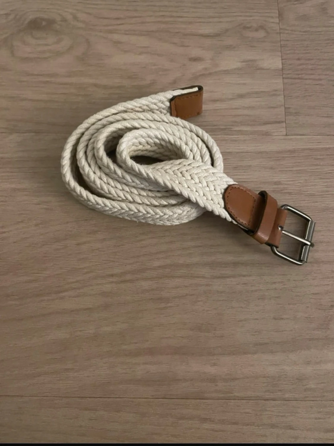 Beige flätad bälte med skinn-detaljer - 2